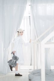 Cosplayer Bai Yizi 리더 "White Skirt"